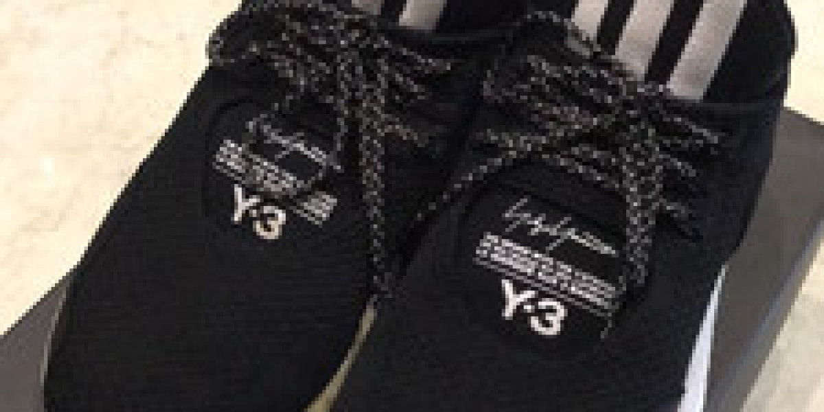 Adidas Y-3 系列：時尚與科技的完美碰撞