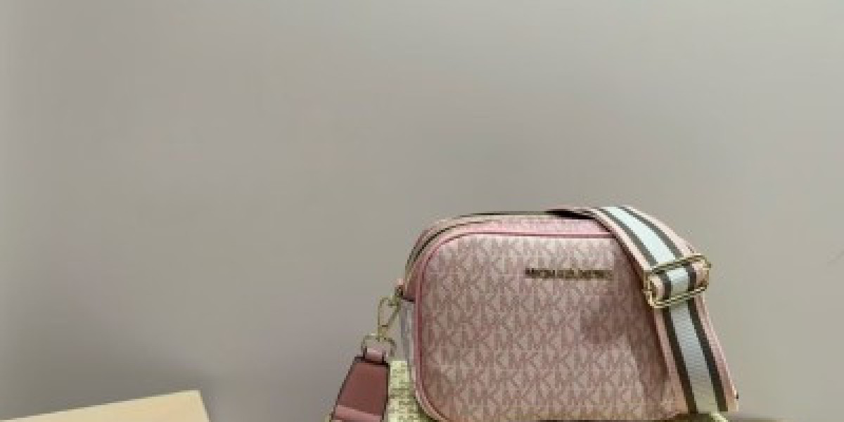 MK相機包：時尚與實用兼具的現代女性必備包款