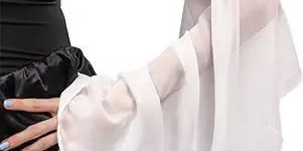 From Runway to Retail: The Boom of Detachable Sleeve Apparel