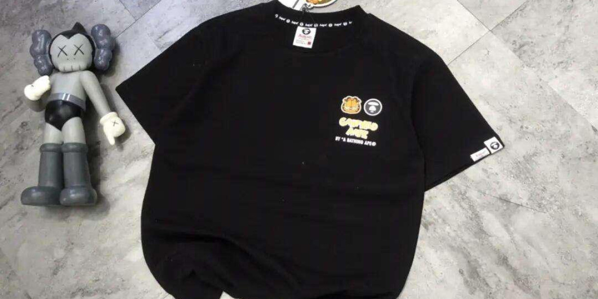 Bape Store Taipei必買攻略｜Aape加菲貓聯名款T恤、情侶裝穿搭指南