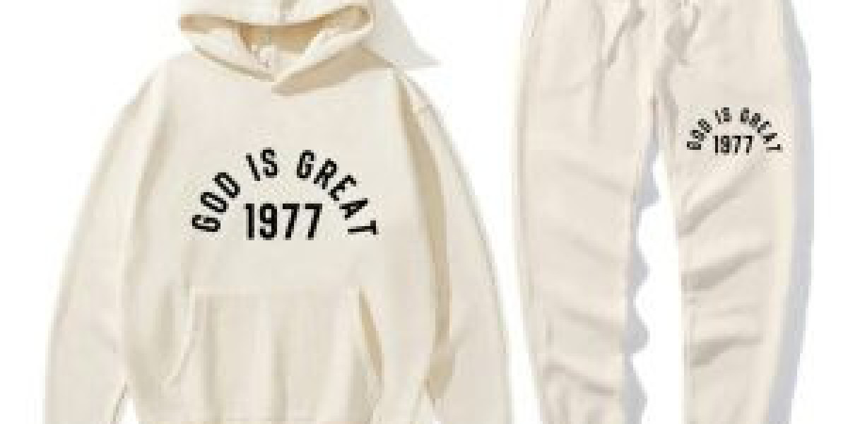 Essential Hoodie – Your Go-To Layer for Every Season